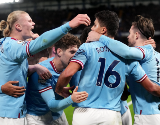 Manchester City player arrives drunk and shows his pnis Jogador Manchester City embriagado